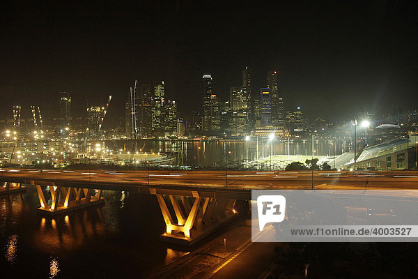Skyline und Autobahn in Singapur  Asien