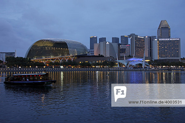 Die Konzerthalle und Skyline am Singapur River  Esplanade  Singapur  Asien