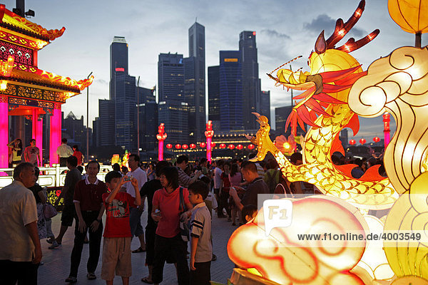 Singapore River Hong Bao Carnival mit beleuchteten Drachen und Figuren zum chinesischen Neujahr vor der Skyline von Singapur  Asien
