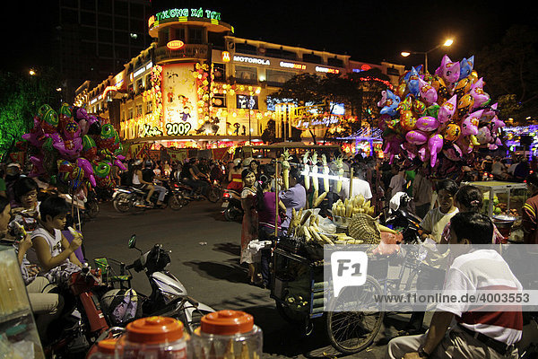 Stalls in Ho Chi Minh City  Saigon  at night  Vietnam  Asia