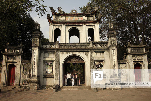 Portal zum Literaturtempel Van Mieu in Hanoi  Vietnam  Asien