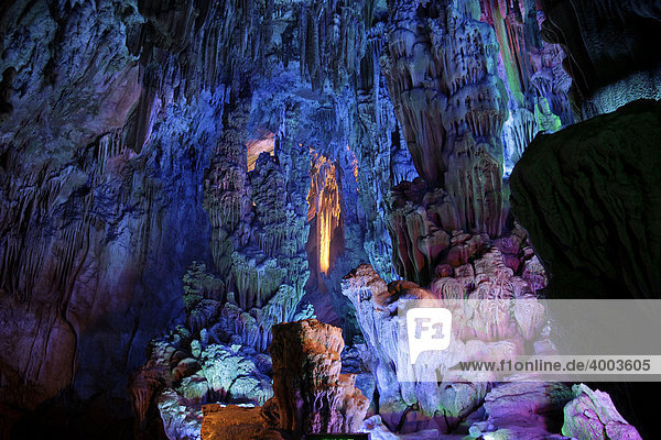 Bunte Beleuchtung in der größten Tropfstein-Höhle von Guilin  der Schilfrohrflötenhöhle  Guilin  Guangxi  China  Asien
