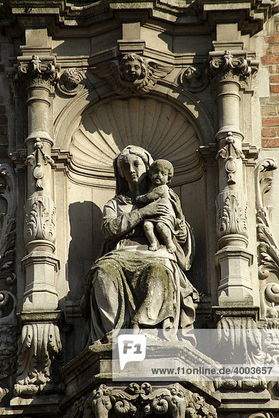 Maria mit Kind an der Fasssade des Belfried auf dem Marktplatz Grote Markt in der Altstadt von Brügge  Belgien  Europa