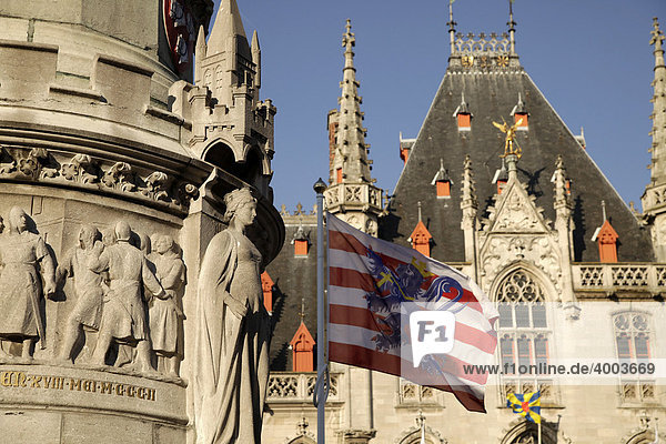 Detail des Denkmals vor dem Provinciaal Hof auf dem Marktplatz Grote Markt in der Altstadt von Brügge  Belgien  Europa