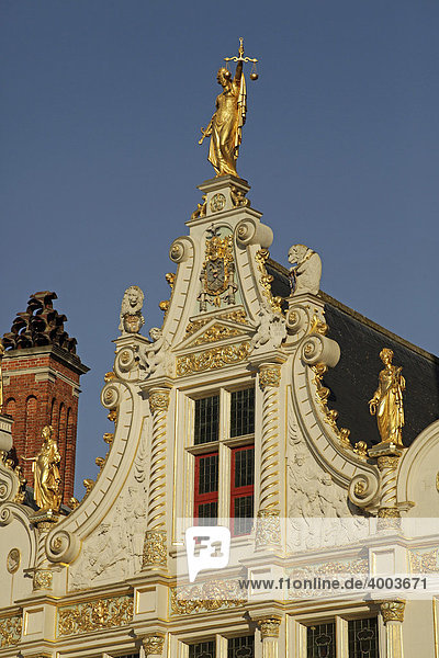 Justitia auf der goldverzierten Stadtkanzlei in der Altstadt von Brügge  Belgien  Europa