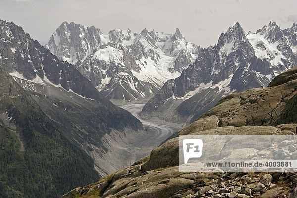 Gletscher La Mer de Glace und Montblanc-Massiv bei Chamonix-Mont-Blanc  Frankreich  Europa