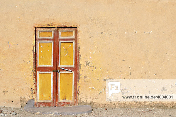 Tür und Fassade einer buntbemalten Dorfmoschee  auf dem Land bei Luxor  Ägypten  Nord-Afrika