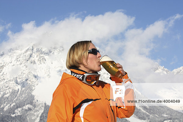Frau  Gletscher  trinken  Bierglas