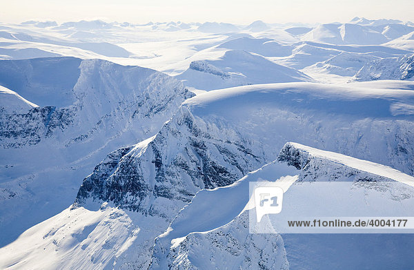 View over the Scandinavian Mountains  in the foreground Mount Tolpagorni  Lappland  North Sweden  Sweden