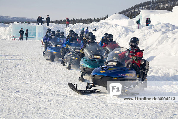 Eine Gruppe von Schnee-Scooter-Fahrern startet vor dem Eishotel von Jukkasjärvi in Lappland  Nord-Schweden  Schweden