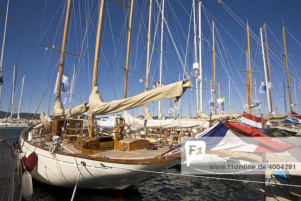 Segelyachten liegen während der Segel-Regatta Les Voiles de Saint-Tropez im Hafen von Saint-Tropez  DÈpartement Var  an der Cote d'Azur  Provence  Südfrankreich  Frankreich