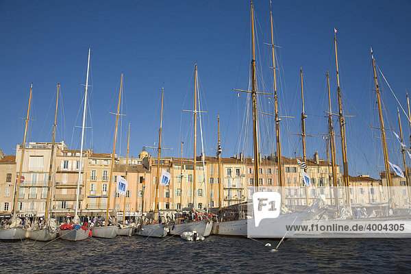 Segelyachten liegen während der Segel-Regatta Les Voiles de Saint-Tropez im Hafen von Saint-Tropez,  DÈpartement Var,  an der Cote d'Azur,  Provence,  Südfrankreich,  Frankreich
