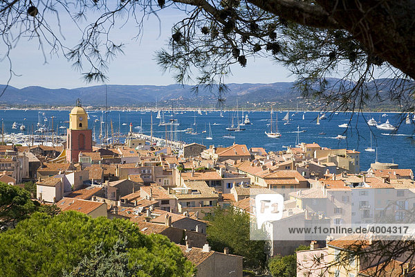 Blick über die Dächer auf die Bucht von Saint-Tropez während der Segel-Regatta Les Voiles de Saint-Tropez in Saint-Tropez  DÈpartement Var  an der Cote d'Azur  Provence  Südfrankreich  Frankreich