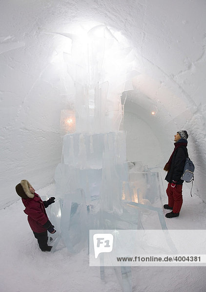 Im Eishotel von Jukkasjärvi stehen eine Frau und ein vierjähriges Mädchen vor einer aus Eis gefertigten Skulptur  Jukkasjärvi  Lappland  Nord-Schweden  Schweden