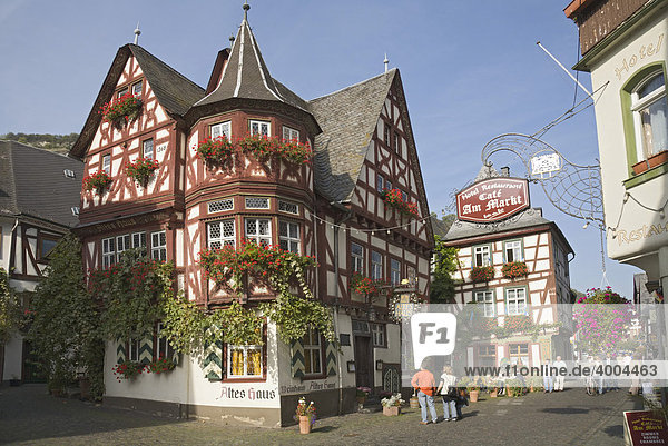 Das Weinhaus Altes Haus  erbaut 1368  im Ortskern von Bacharach am Rhein in Rheinland-Pfalz  Deutschland