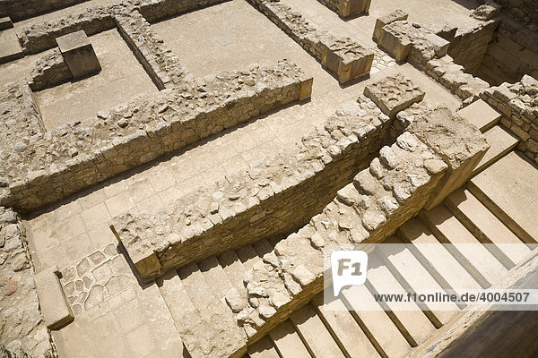 Grundmauern und Treppenhaus auf dem Gelände der minoischen Ausgrabung von Knossos  Heraklion  Insel Kreta  Griechenland