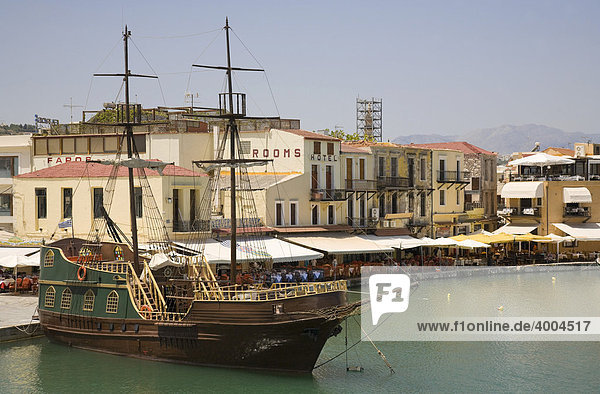 Das Ausflugsschiff Captain Hook  ausgestaltet als Piratenschiff  liegt im venezianischen Hafen von Rethymnon  Insel Kreta  Griechenland