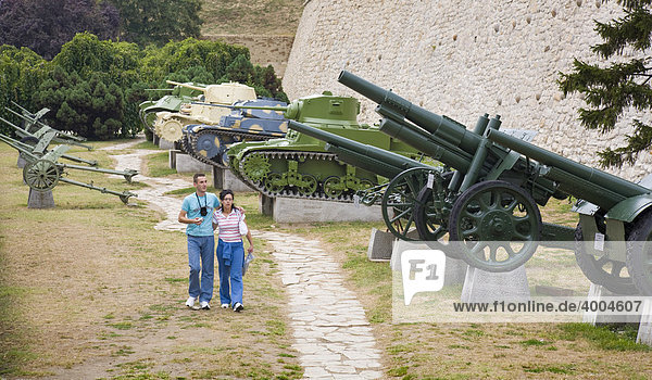 Ein junges Paar besucht das Militärmuseum vor der Festung Kalemegdan in Belgrad  Serbien