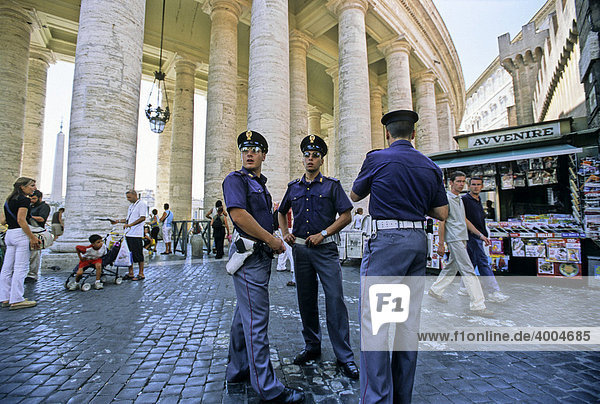 Carabinieri  Polizisten  Kolonnaden  Petersplatz  Piazza San Pietro  Vatikan  Rom  Latium  Italien  Europa