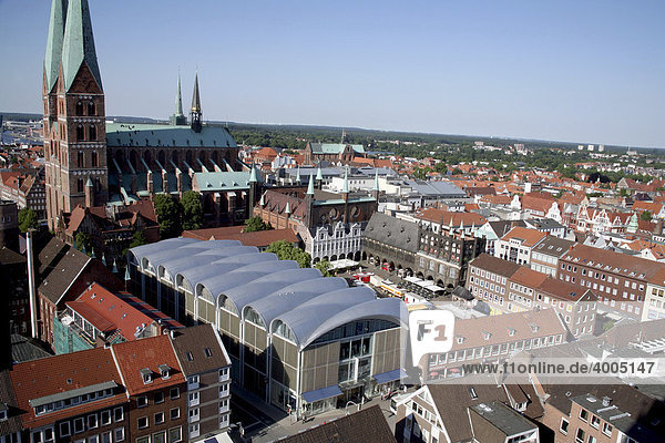Rathaus am Markt  Petrikirche  Peek + Cloppenburg  Lübeck  Schleswig-Holstein  Deutschland  Europa