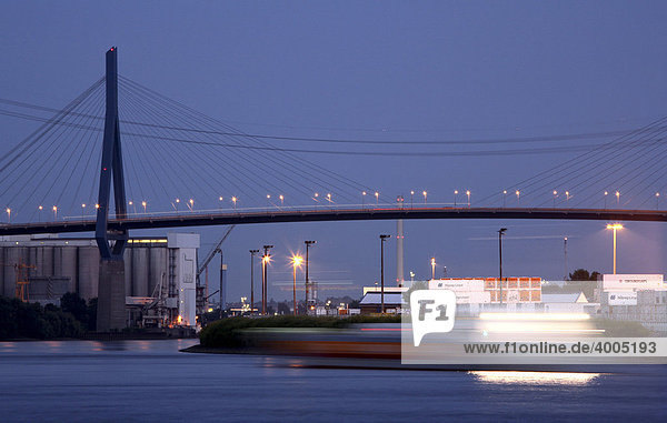 Schiffsverkehr im Hamburger Hafen  Köhlbrandbrücke  Hamburg  Deutschland  Europa