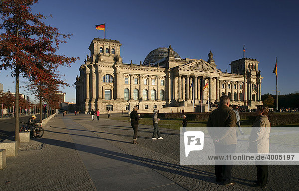 People standing in front of the Reichstag building  Deutscher Bundestag  German Federal Parliament  Berlin  Germany  Europe