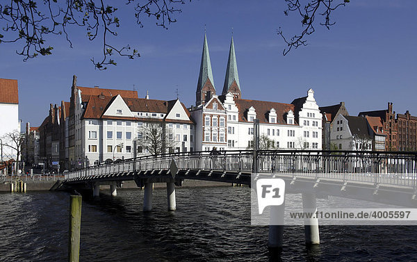 Hanseatische Bürgerhäuser und Fußgängerbrücke über die Trave  Hansestadt Lübeck  Schleswig-Holstein  Deutschland  Europa