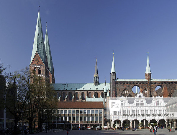 Rathaus mit Ziergiebeln am Markt und Kirche St. Marien  Hansestadt Lübeck  Schleswig-Holstein  Deutschland  Europa