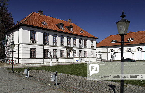 Eutiner Landesbibliothek im ehemaligen Kavalierhaus am Schlossplatz  Eutin  Schleswig-Holstein  Deutschland  Europa