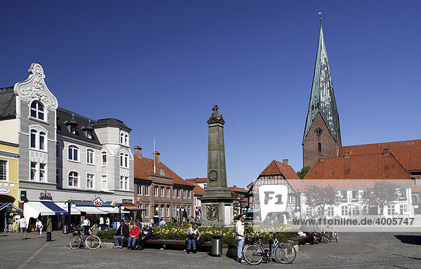 Marktplatz mit historischen Geschäftshäusern und Kirche St. Michaelis  Eutin  Schleswig-Holstein  Deutschland  Europa