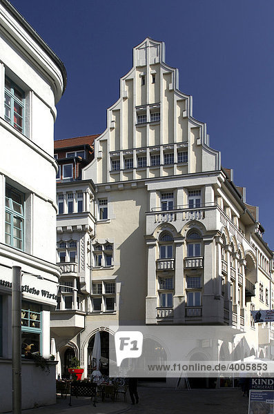 Geschäftshaus mit expressionistischem Giebel  Schwerin  Mecklenburg-Vorpommern  Deutschland  Europa