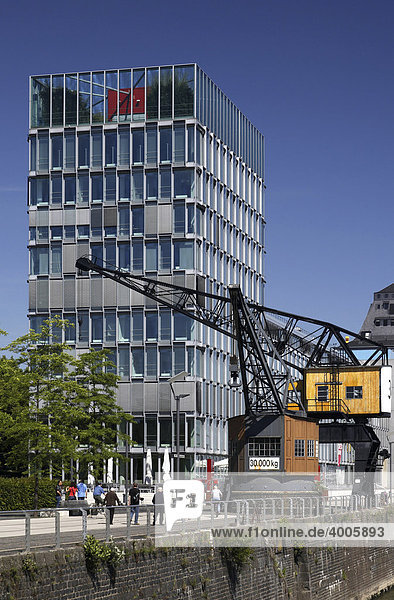Bürogebäude KAP am Südkai und historischer Hafenkran im Rheinauhafen  Köln  Rheinland  Nordrhein-Westfalen  Deutschland  Europa