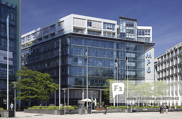 Bürogebäude und Rundfunkstudios im Mediapark  Köln  Rheinland  Nordrhein-Westfalen  Deutschland  Europa