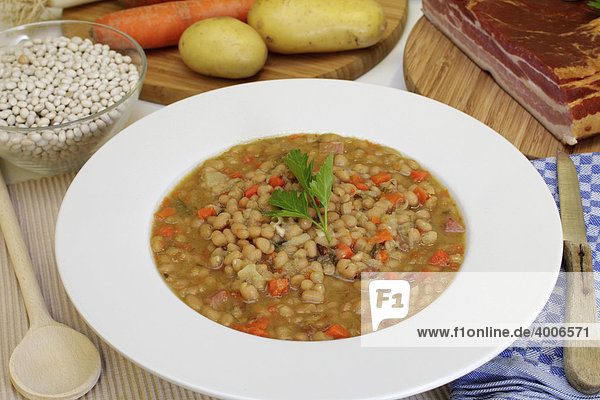 Weiße Bohnensuppe  Eintopfgericht  mit Zutaten  Kartoffeln  Möhren  Speck - Rezeptdatei vorhanden