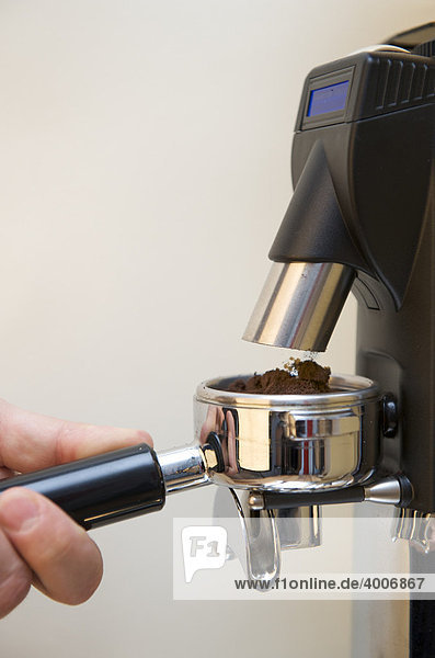 Professionelle Zubereitung von Espresso mit einer Siebträgermaschine: Schritt 1 ñ Espresso in den Siebträger mahlen
