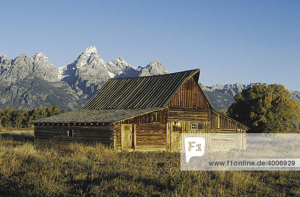 Old wooden Barn and Grand Teton range  Antelope Flats  Grand Teton National Park  Wyoming  USA