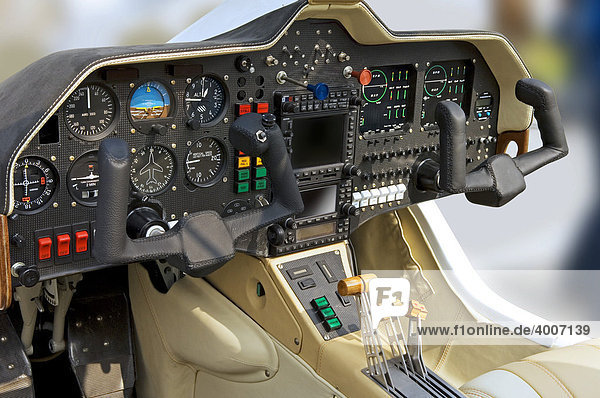 Cockpit eines zweimotorigen Flugzeugs