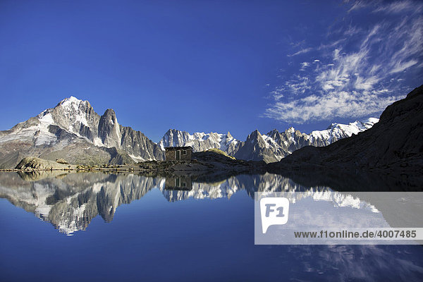 Die Aiguilles de Chamonix spiegeln sich im Lac Blanc  ganz rechts Mont Blanc  Haute-Savoie  Frankreich  Europa