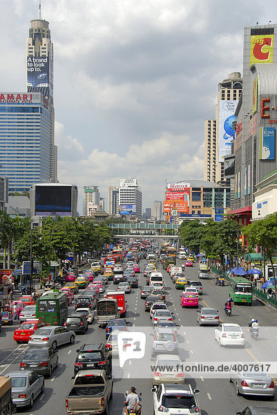Großstadt  Stau  starker Verkehr mit bunten Autos vor bunter Skyline  Ratchadamri Road  Bangkok  Thailand  Südostasien  Asien