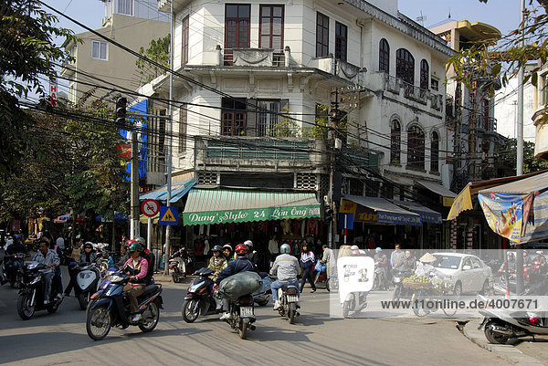 Verkehrschaos  viele Mopedfahrer in der Lan Ong Straßenkreuzung  Hanoi  Vietnam  Südostasien  Asien