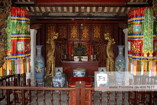 Buddhismus  Phönix  Vasen  Altar im Ngoc Son Tempel  Hanoi  Vietnam  Südostasien  Asien
