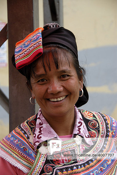 Portrait  Ethnologie  Frau der Yi Ethnie lacht  bunte Kleidung  bei Xinjie  Yuanyang  Provinz Yunnan  Volksrepublik China  Asien