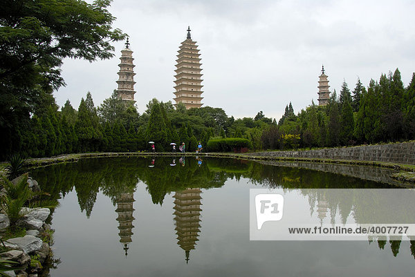 Drei Pagoden  Three Pagodas spiegeln sich im See  Chongsheng Tempel  Dali  Provinz Yunnan  Volksrepublik China  Asien