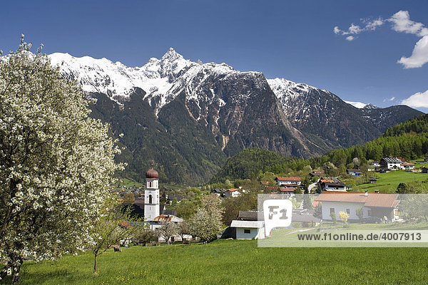Sautens  Pfarrkirche  Acherkogel  Stubaier Alpen  Inntal  Tirol  Österreich  Europa