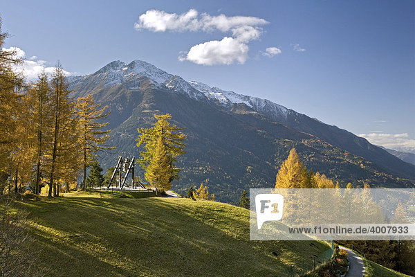 Friedensglocke in Mösern  Lärchen im Herbst  Hocheder in den Stubaier Alpen  Inntal  Tirol  Österreich  Europa
