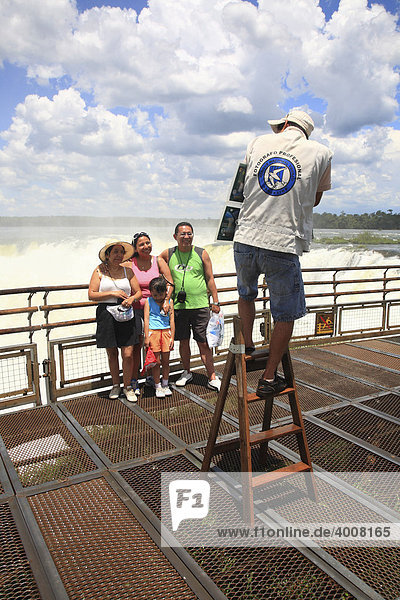 Einheimischer Touristenfotograf am Teufelsschlund  Garganta del Diablo  Iguacu Wasserfälle  Iguazu  argentinische Seite  Provinz Misiones  Argentinien