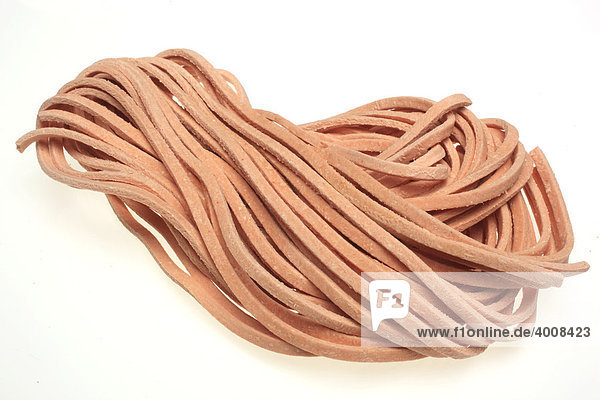 Stringozzi Peperoncino  Hartweizennudel gefärbt und gewürzt mit Peperoncinos  ursprünglich aus Umbrien  Italien
