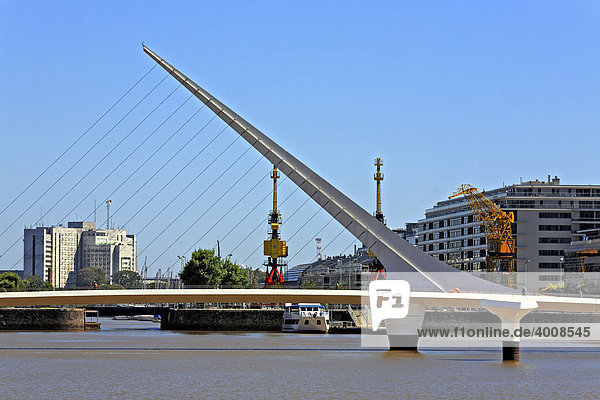 Die Frauenbrücke  Puente de la Mujer  Architekt Santiago Calatrava im Puerto Madero  Stadtteil von Buenos Aires  Argentinien  Südamerika