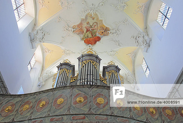 Orgel und Apsisgemälde in der Kirche des Kloster St. Peter und Paul in Niederzell  Insel Reichenau  Bodensee  Landkreis Konstanz  Baden-Württemberg  Deutschland  Europa