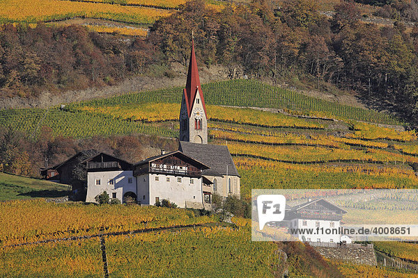 Kirche und Bauernhof bei Tschötsch  Scezze  Eissacktal  Südtirol  Italien  Europa